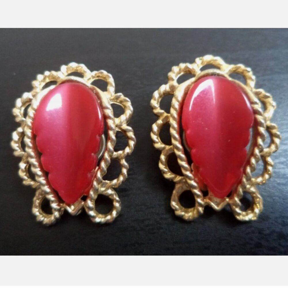 VINTAGE ESTATE THERMOSET CLIP EARRINGS 1980